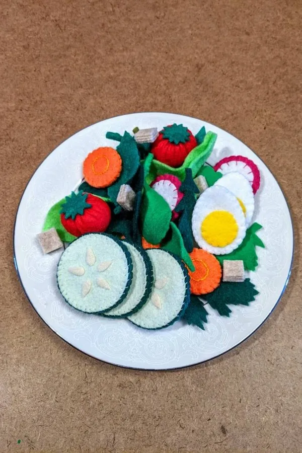 Cute felt play food on Etsy: Adorable salad and veggies from Cutesie Kat's
