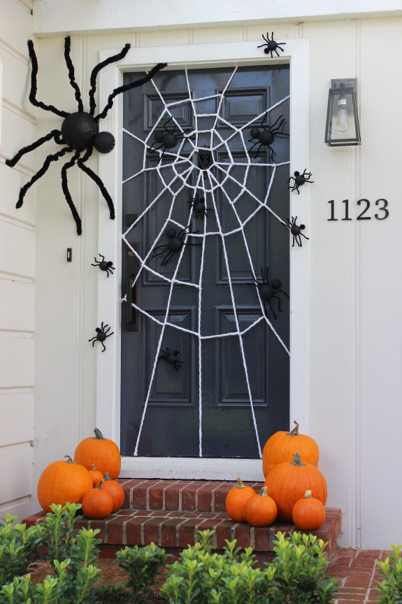 DIY Halloween door decorating ideas  | Spider Web from Jane Can
