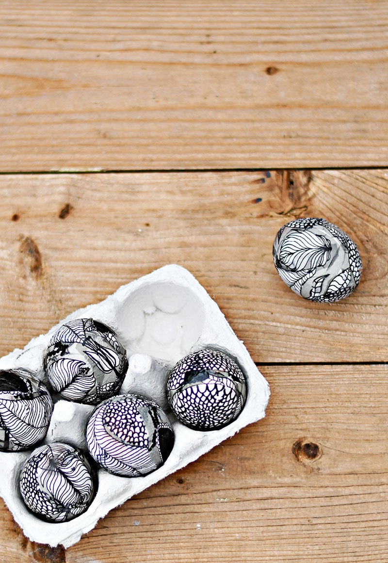 Gorgeous no-dye Easter eggs: Marimekko Easter egg | Pillar Box Blue 