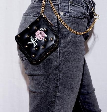 Valentina chain wallet by artist Ilse Valstre | The coolest tween gifts