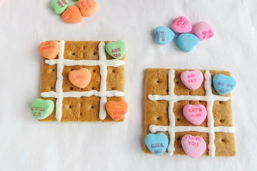 Easy Valentine's Day treats for the classroom: Tic-Tac-Toe Snack at Sippy Cup Mom