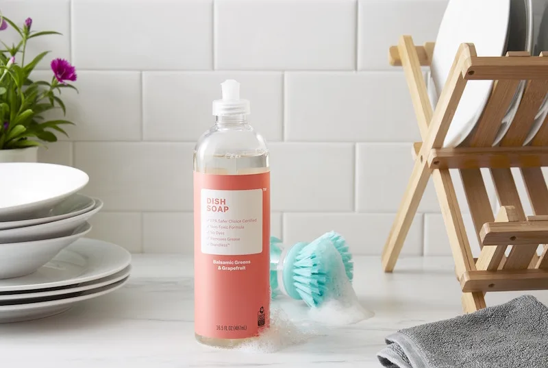 Non-toxic cleaning-products by Brandless include this Balsamic Greens and Grapefruit dish soap.