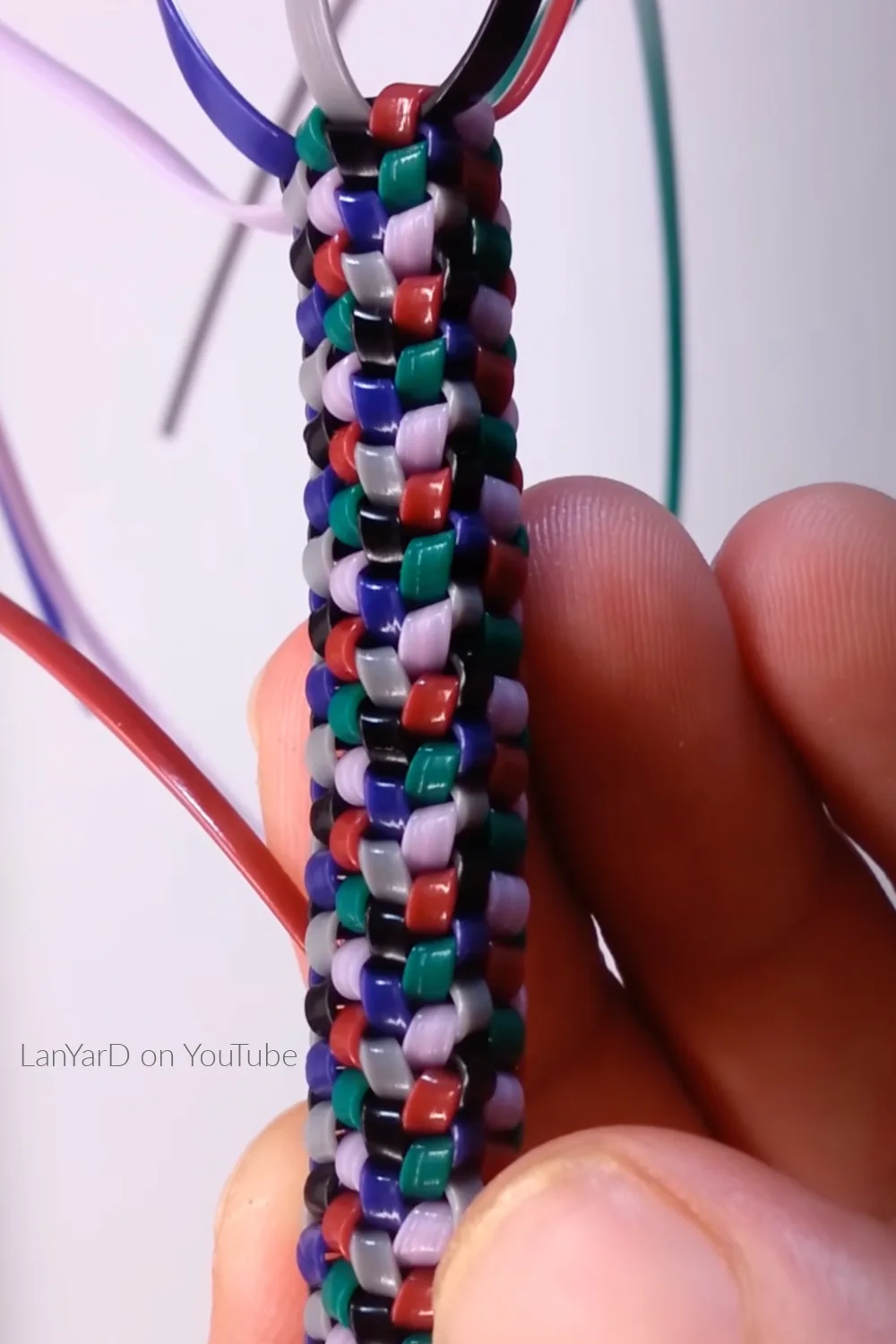 Coolest lanyard patterns: How to make a lanyard box stitch, via So I Make Stuff