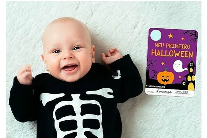 Free printable Halloween milestone cards (also in English)
