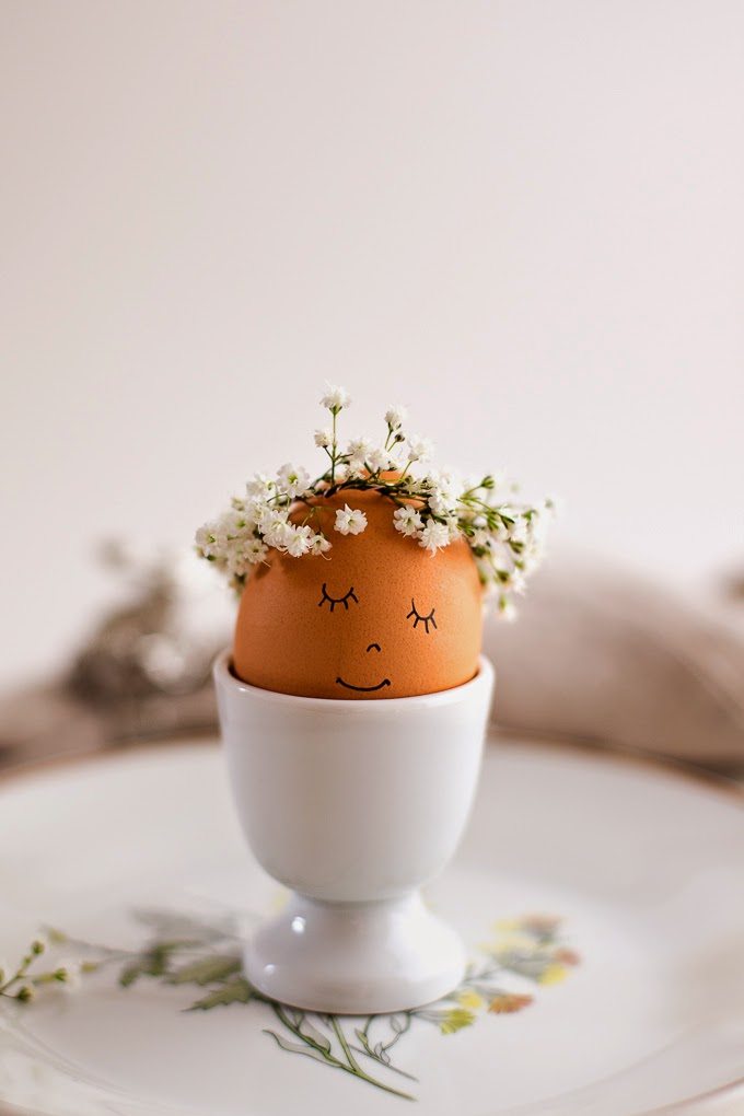Easy Sharpie decorated Easter eggs: Just ad a simple floral wreath with this DIY from Flax & Twine. Lovely!