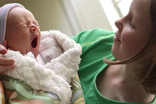 Tips for taking the first family photos with baby: A celebration of motherhood firsts