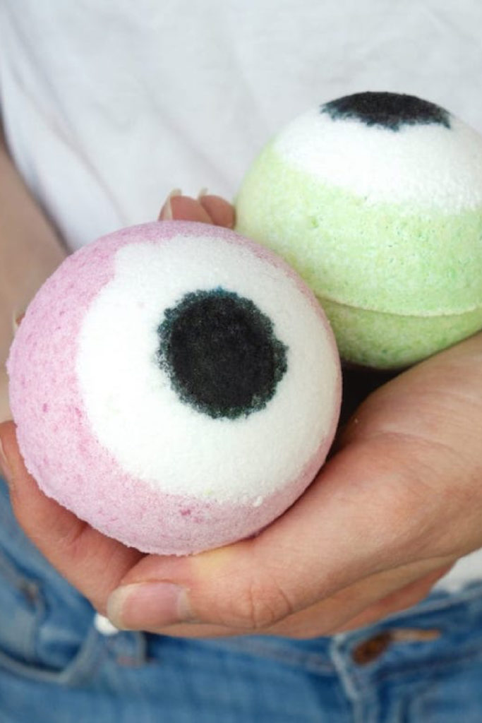 Cool Halloween crafts for teens: Creepy eyeball bath bomb DIY from The makeup dummy