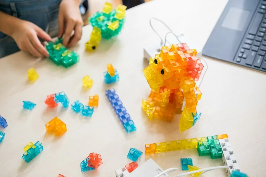 Meet KOOV, a STEM kit that teaches kids how to code and control their own robot
