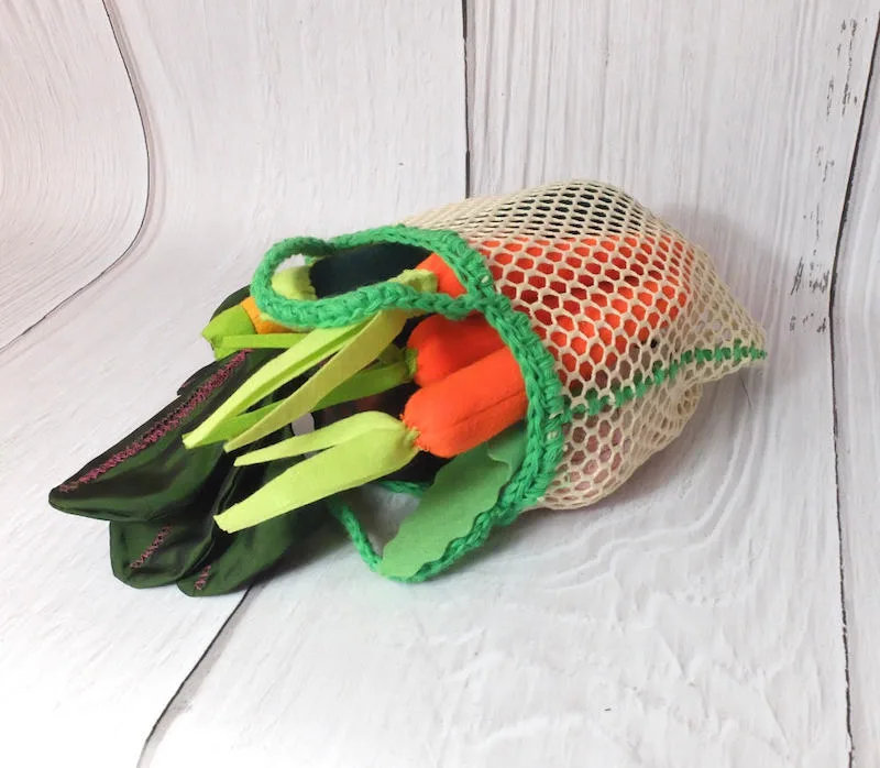 Cutest play food makers on Etsy: Veggie Tote Set by Florflanka