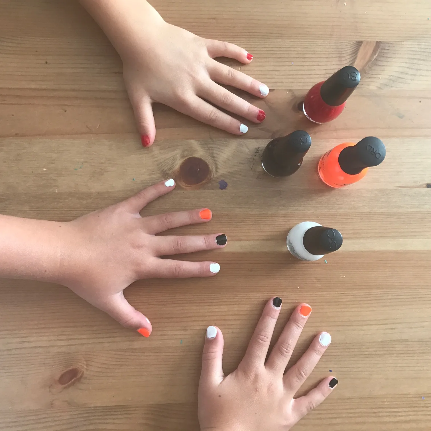 8 subtle ways kids can show their team spirit: Friendship bracelets and Rainbow Loom bands