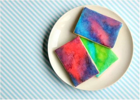 Watercolor cookies, the coolest (and easiest) party favor ever