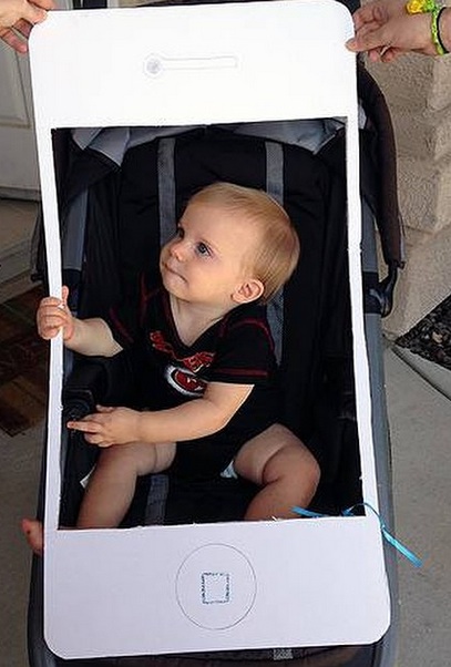 DIY iPhone stroller baby Halloween Costume via Rookie Moms