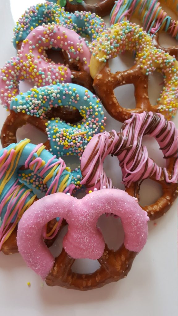 Easter gifts for kids on Etsy: Pastel easter chocolate-covered pretzels