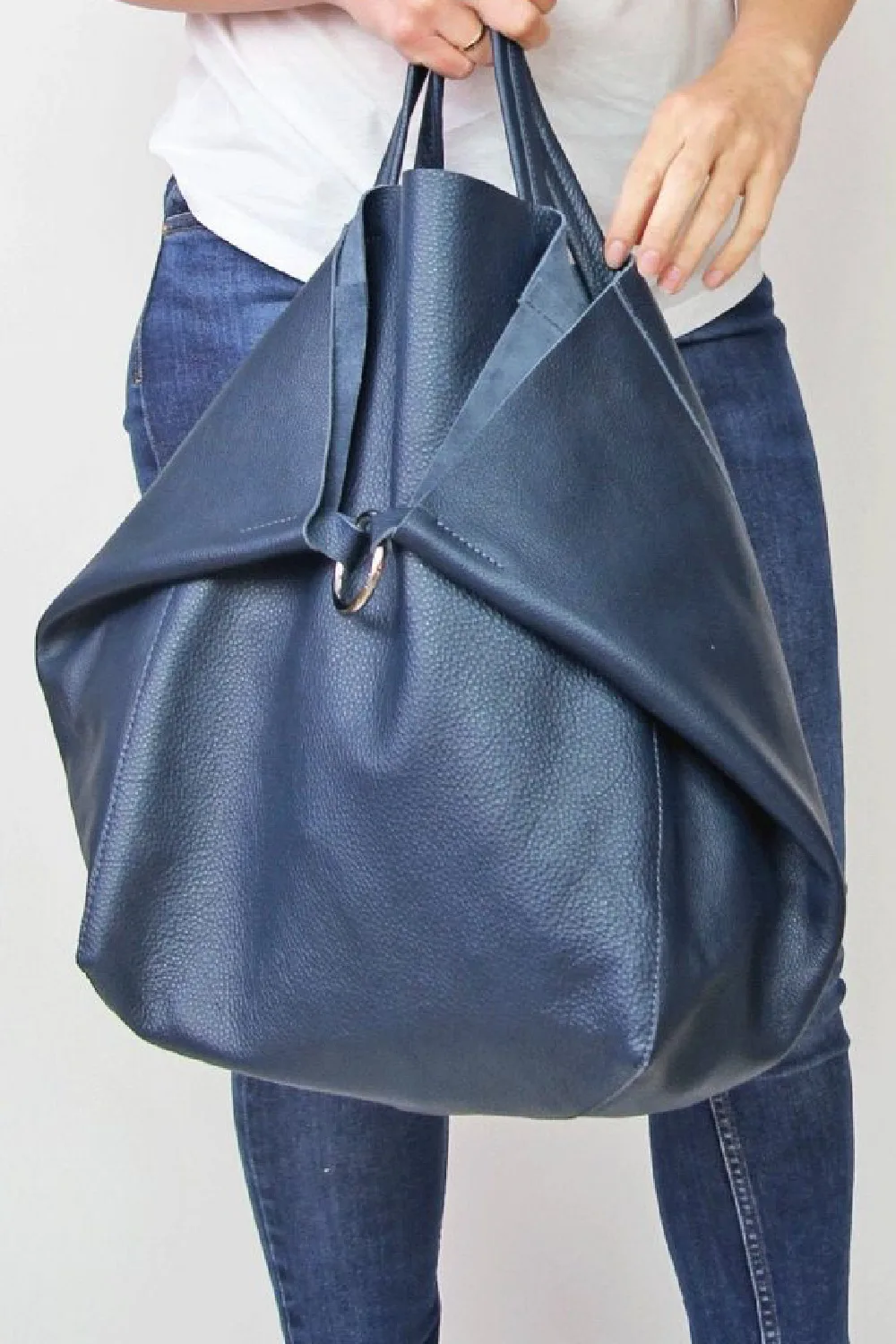 Oversized totes for spring/summer 2022: The navy leather tote handmade by combat