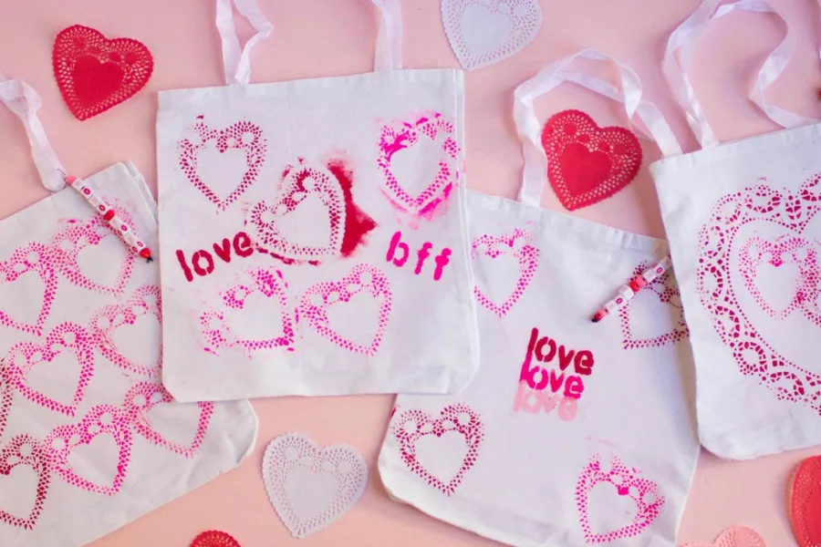 We love these BFF-worthy crafts that kids can make for their friends! Like the DIY Heart Doily Tote Bags at Fun 365.